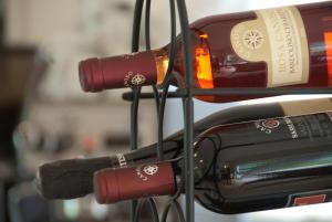 due bottiglie di vino sedute sopra un'auto di Residenza Le Due Torri a Riva del Garda