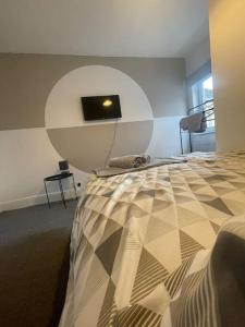 een slaapkamer met een bed en een ronde spiegel bij The Castle - Grimsby/Cleethorpes perfect for Contractors in Grimsby