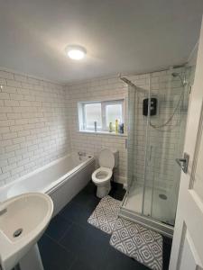 een badkamer met een bad, een toilet en een wastafel bij The Castle - Grimsby/Cleethorpes perfect for Contractors in Grimsby