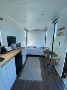 1 dormitorio con 1 cama y escritorio con fregadero en Lough View Cabin, en Rosecrook