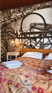 ein Fahrrad, das neben einem Bett in einem Schlafzimmer geparkt ist in der Unterkunft Hotel Drahteselböck in Rust