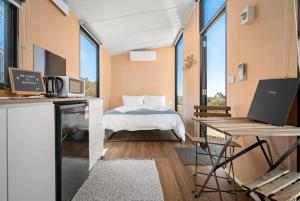 Zimmer mit einem Bett und einem Schreibtisch mit einem Laptop in der Unterkunft Montara Views 4 in Ararat