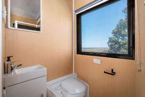 een badkamer met een toilet, een wastafel en een raam bij Montara Views 4 in Ararat