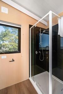 ein Bad mit einer Dusche und einer Glastür in der Unterkunft Montara Views 4 in Ararat