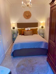 Un dormitorio con una cama grande y una lámpara de araña. en Steyr City Apartment mit 2 Schlafzimmer, en Steyr