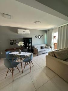 安格拉杜斯雷斯的住宿－Praia Grande, Angra dos Reis，客厅配有桌子和沙发