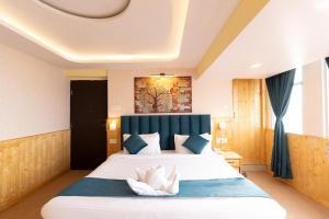 Tempat tidur dalam kamar di Avianna Seven Seas Darjeeling