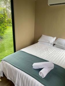 ein Schlafzimmer mit einem Bett mit zwei Handtüchern darauf in der Unterkunft Makowata Farm in Colosseum