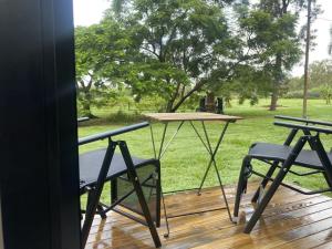 eine Terrasse mit 2 Stühlen und einem Tisch auf einer Terrasse in der Unterkunft Makowata Farm in Colosseum