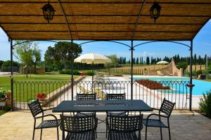 Bazén v ubytování Casa Vacanze La Fiorita nebo v jeho okolí