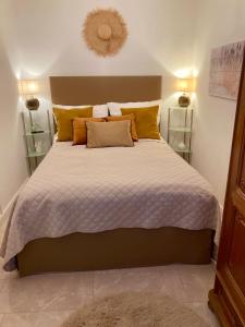 ein Schlafzimmer mit einem großen Bett mit gelben Kissen in der Unterkunft Steyr City Apartment mit 2 Schlafzimmer in Steyr