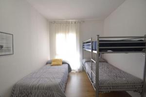 Двухъярусная кровать или двухъярусные кровати в номере Apartament a Sa riera, Begur(Girona-Spain)