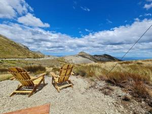 dos sillas sentadas en la arena en el desierto en Lake Stella 1 - Falcons Nest en Mt Lyford