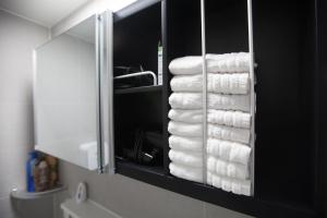 una pila de toallas plegadas en el espejo del baño en Seoul Station Joey N Ray house en Seúl