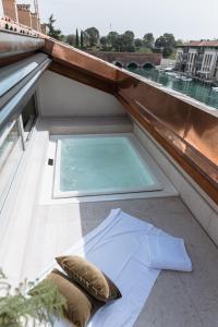 ein Swimmingpool auf einem Balkon mit Fenster in der Unterkunft Pavillon Suite in Peschiera del Garda + 287 Fotos