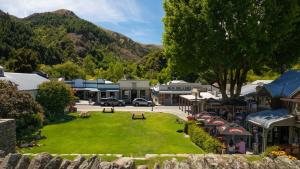 uma pequena cidade com um relvado verde e edifícios em Muddy Hill Moments em Arrowtown