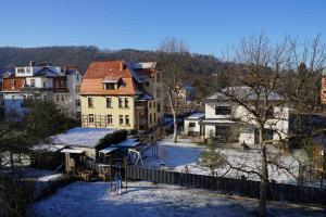 un grupo de casas con nieve en el suelo en Villa Buchholz, en Arnstadt