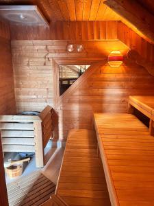 een lege sauna met houten wanden en houten vloeren bij Camping De Reenert - Naturisten - Naturiste - FKK in Heiderscheid