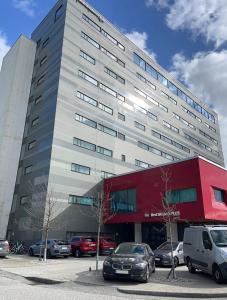 een groot gebouw met auto's geparkeerd voor het bij Best Western Plus Park City Lund in Lund