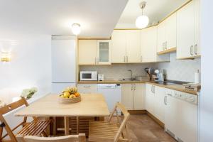 Dapur atau dapur kecil di Home2Book Cozy Apt Pool & Tenis Court, El Porís