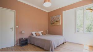 um quarto com uma cama e uma janela em Villa Rocaille em Cassis