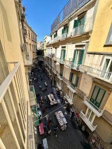 ナポリにあるMonaciello All'Albaの市街通の上面
