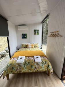 ein Schlafzimmer mit einem großen Bett in einem Wohnwagen in der Unterkunft Cosy Dell in Herbert