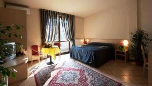 ソンマ・ロンバルドにあるVilla Giovannaのベッドルーム1室(ベッド1台、テーブル、窓付)