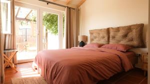 um quarto com uma cama e uma janela grande em Quinta do Chafariz em Algaça