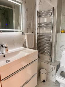 een badkamer met een wastafel, een bad en een toilet bij Hyde park,2 Bedrooms 2Bathrooms, Perfect for Families! in Londen