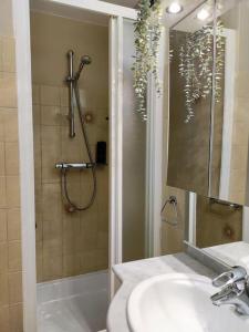 y baño con ducha, lavabo y bañera. en Apartment with beautiful views 2 km from Durbuy, en Durbuy