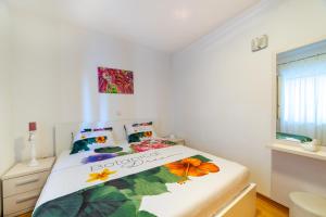 een slaapkamer met een bed met bloemen erop bij Apartment Happy in Split center 10 min walk from Bačvice beach in Split