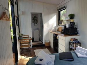 una pequeña cocina con encimera y mesa en una habitación en The Hide Away Cabin en Redwoods Valley