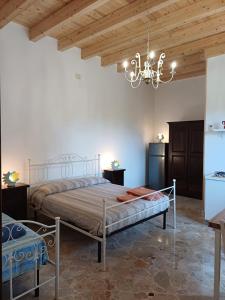 um quarto com 2 camas e um lustre em Masseria Marciane em Uggiano la Chiesa