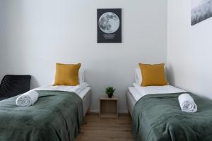 2 Betten nebeneinander in einem Zimmer in der Unterkunft Studio Brita in Helsinki