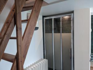 a room with a ladder and a walk in shower at La Maison du Cosquer in Camaret-sur-Mer