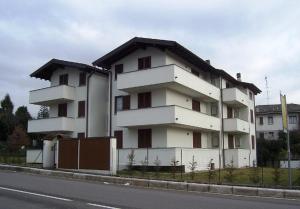 un grand bâtiment blanc sur le côté d'une rue dans l'établissement Villa Giovanna, à Somma Lombardo