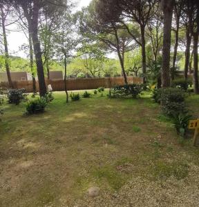 un parque con bancos, árboles y una valla en Holiday Center Valdor, en Cavallino-Treporti