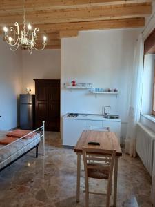 uma sala de estar com uma mesa e uma cozinha em Masseria Marciane em Uggiano la Chiesa