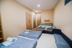 Cette chambre comprend 3 lits. dans l'établissement Apartment LeLa with Sauna, à Kranjska Gora