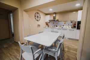cocina con mesa blanca y sillas en una habitación en Apartment LeLa with Sauna, en Kranjska Gora