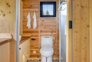 une petite salle de bains avec toilettes et télévision dans l'établissement Ammebergs Blommor, à Åmmeberg