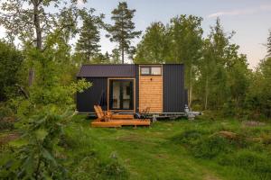 uma pequena cabana no meio de um campo em Ammebergs Blommor em Åmmeberg