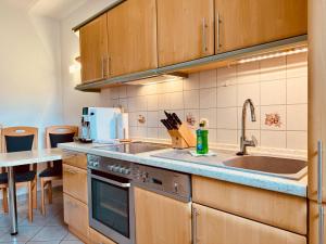 cocina con fregadero y encimera en Ferienwohnung Haus Feig, en Geyer