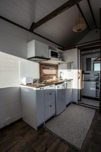阿雷佐的住宿－Dolce Casa 1，厨房配有白色橱柜和炉灶烤箱。