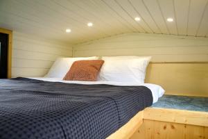 um quarto com uma cama num quarto em Bostebacken Gard Tiny House em Eckerud