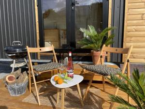 einen Tisch und Stühle auf einer Terrasse mit Grill in der Unterkunft La Vista Huma in Alora
