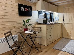 a small kitchen with a table and a chair at Lisi Grun Tiny House in Sattledt