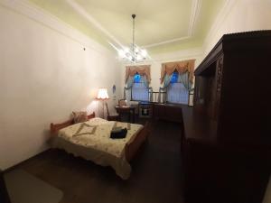 una camera con letto e lampadario a braccio di Schloss Ottendorf a Bahretal