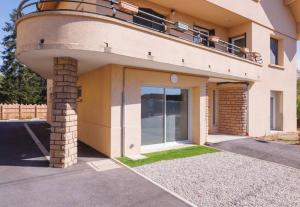 布雷斯地區布爾格的住宿－L'Aindus de Brou- parking privé- RDC，一座带阳台的建筑